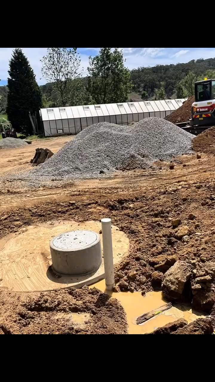 Bedding and pipe — Gravel bed, correct fall, pressure-tested